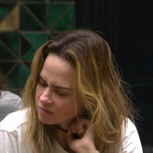 Após relatar dificuldades para se alimentar no Big Brother Brasil 26, Ana Paula Renault teve perda de peso visível; especialista alerta para riscos da falta de vitaminas e nutrientes no organismo