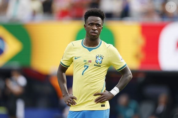 Ronaldo Fenômeno desmentiu ter falado sobre Ancelotti e Vinicius Jr. após a eliminação do Brasil na Copa 2026 e classificou os rumores como fake news