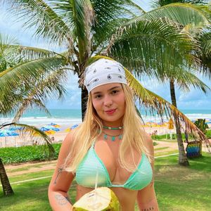 Outro fator que chamava atenção era o bronze de Viih Tube, sempre com marquinha de biquíni