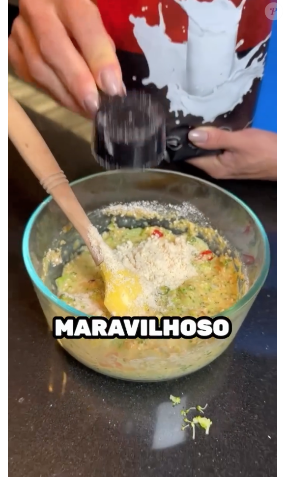 Para fazer, é necessário misturar 200g de brócolis cozido e picado, 2 ovos, 2 colheres de sopa de aveia, tempero a gosto e 1 dose de whey natural