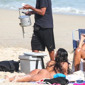 Bruna Marquezine ficou de bumbum para cima para tomar sol