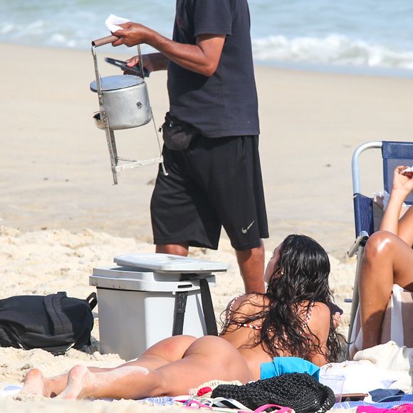 Bruna Marquezine ficou de bumbum para cima para tomar sol