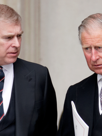Príncipe Andrew faz uma importante promessa a Rei Charles III após renunciar aos títulos reais; motivo envolve Príncipe Harry