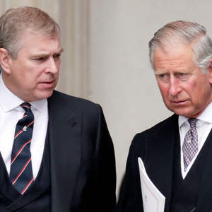 Príncipe Andrew faz uma importante promessa a Rei Charles III após renunciar aos títulos reais; motivo envolve Príncipe Harry
