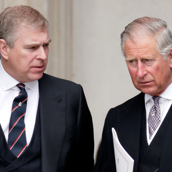 Príncipe Andrew faz uma importante promessa a Rei Charles III após renunciar aos títulos reais; motivo envolve Príncipe Harry