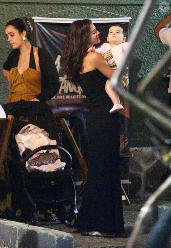 Bruna Marquezine paparicou a 'sobrinha'