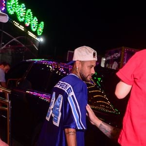 Jogador do Santos, Neymar vive noite descontraída com a família em circo exclusivo e chama atenção de fãs na saída