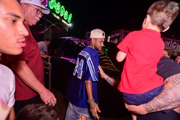 Jogador do Santos, Neymar vive noite descontraída com a família em circo exclusivo e chama atenção de fãs na saída
