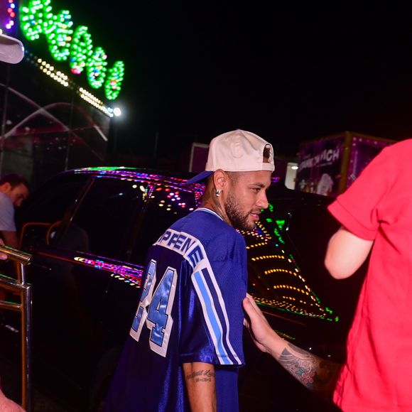 Jogador do Santos, Neymar vive noite descontraída com a família em circo exclusivo e chama atenção de fãs na saída
