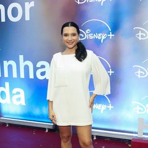 Lorena Comparato: aposta na sobriedade com um vestido curto branco de mangas amplas e textura sutil, finalizando o visual com scarpin branco e cabelos presos em rabo de cavalo baixo
