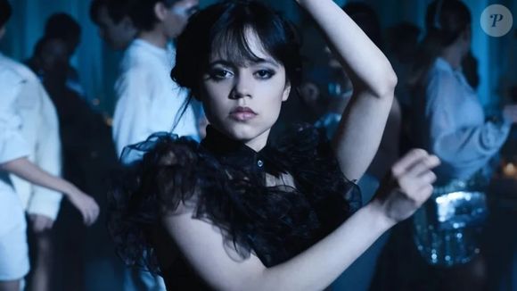 Jenna Ortega, ao canalizar aspectos da personagem em seu guarda-roupa pessoal, reforça esse fenômeno cultural e estético