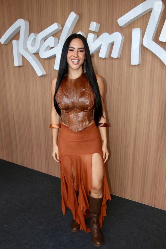 Isabelle Nogueira apostou em uma produção monocromática em tons de marrom, com corset estruturado, saia assimétrica e botas