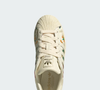 Com cabedal em couro macio, biqueira de borracha clássica e bordados delicados, o novo Adidas Superstar II mistura nostalgia e feminilidade em um único modelo. O tênis já aparece como uma das versões mais charmosas lançadas pela marca nos últimos tempos