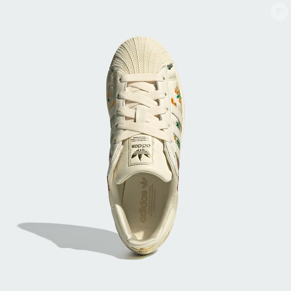 Com cabedal em couro macio, biqueira de borracha clássica e bordados delicados, o novo Adidas Superstar II mistura nostalgia e feminilidade em um único modelo. O tênis já aparece como uma das versões mais charmosas lançadas pela marca nos últimos tempos