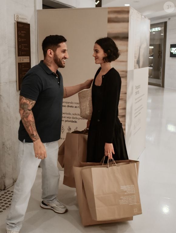 Bruna Marquezine, namorada de Shawn Mendes, foi reconhecida por fã durante noite de compras em shopping do Rio