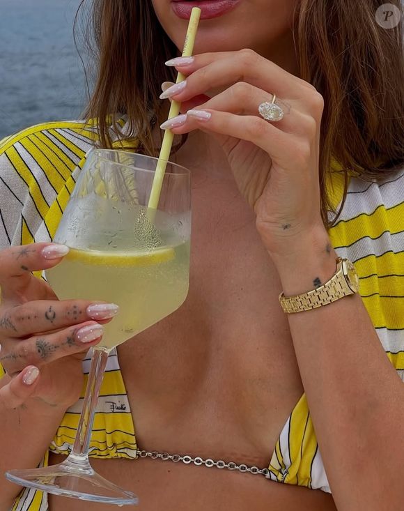 Hailey Bieber também usou bolinhas minimalistas em viagem