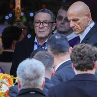 Nicolas Charrier, filho de Brigitte Bardot, é obrigado a se apresentar ao chegar à igreja para funeral: 'Bom dia, família Charrier'