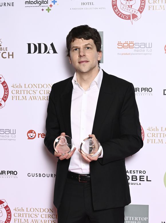 Eisenberg estrelou o filme 'A Rede Social' (2010), mostrando a vida de um aluno de Harvard que se destacou no lançamento da rede social Facebook.