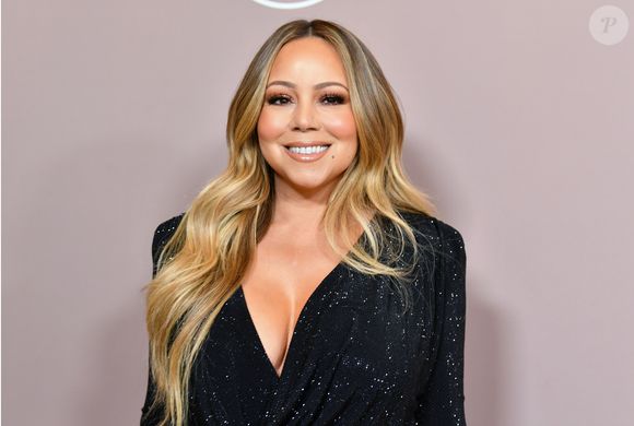 Em entrevista ao jornal britânico "The Guardian", Mariah Carey negou pedidos extravagantes, como pombas brancas e dezenas de gatos, mas admitiu um hábito curioso.