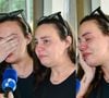 Grávida, filha de Gerson Brenner chora no velório do pai após 21h de viagem de ônibus: 'Dizem que é só um corpo, mas é muito mais do que isso'