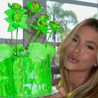 De maiô fluorescente, Virgínia Fonseca deixa virilha sarada à mostra em pré-aniversário de 26 anos, mas detalhe rouba a cena: 'Nunca vi mais brega'