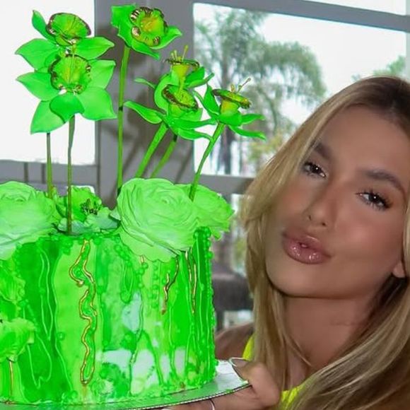 Virgínia Fonseca posa de maiô fluorescente e valoriza corpo em pré-aniversário, mas bolo rouba a cena e divide opiniões