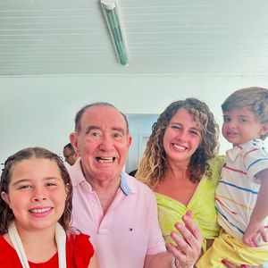 Nos outros registros, a eterna atriz de 'Simão, O Fantasma Trapalhão', surgiu ao lado dos filhos, e de outras pessoas no local.