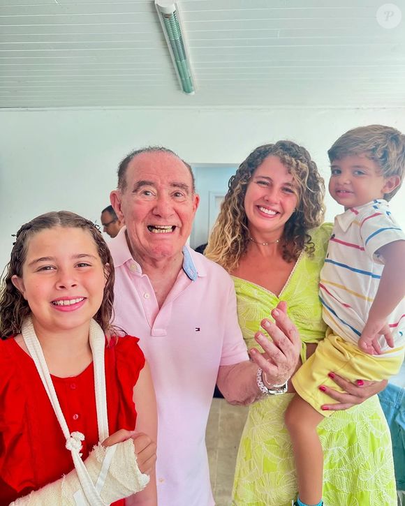 Nos outros registros, a eterna atriz de 'Simão, O Fantasma Trapalhão', surgiu ao lado dos filhos, e de outras pessoas no local.