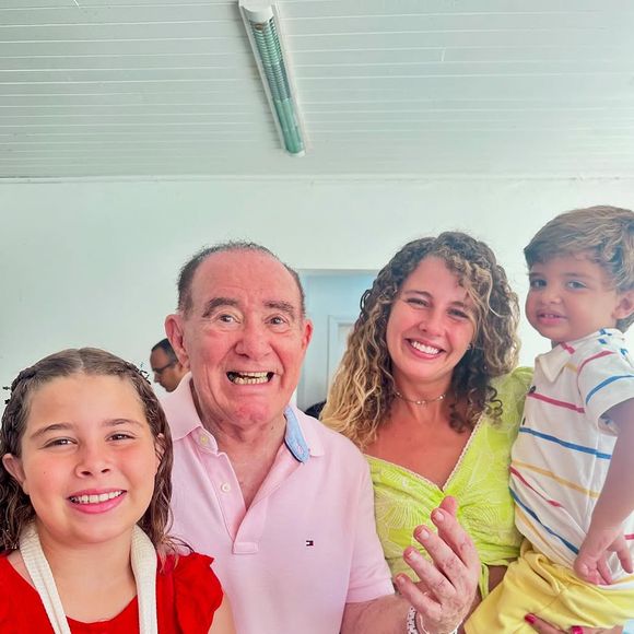 Nos outros registros, a eterna atriz de 'Simão, O Fantasma Trapalhão', surgiu ao lado dos filhos, e de outras pessoas no local.