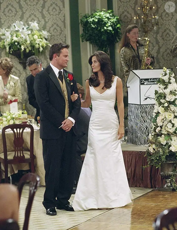 20 anos após fim de 'Friends', Mônica Geller mantém seu legado fashion: 20 fotos dos looks icônicos de Courtney Cox na série