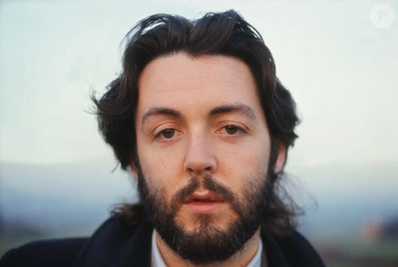 Além de expressar toda sua genialidade em músicas, o cantor britânico também se aventurou pelo campo da literatura
