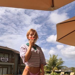Jade Picon inova e combina look de praia com camisa polo