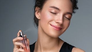 Descubra agora os 5 perfumes femininos mais vendidos de 2024: ainda dá tempo de passar o Dia do Perfume cheirosa
