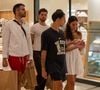 Bruna Marquezine e João Guilherme foram flagrados com amigos no shopping Leblon, no Rio de Janeiro, no último final de semana