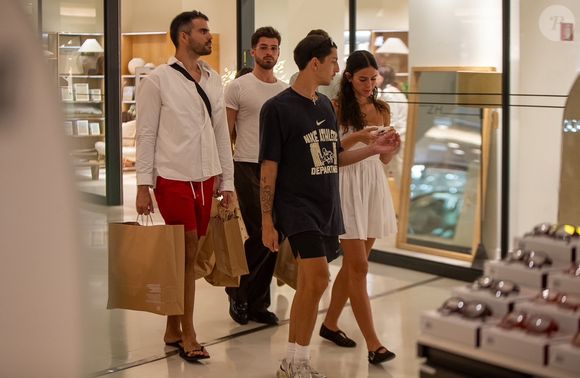 Bruna Marquezine e João Guilherme foram flagrados com amigos no shopping Leblon, no Rio de Janeiro, no último final de semana