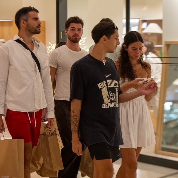 Bruna Marquezine e João Guilherme foram flagrados com amigos no shopping Leblon, no Rio de Janeiro, no último final de semana