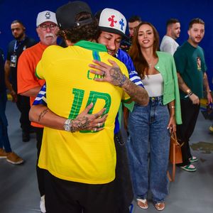 Neymar também interagiu com Caio Castro, seu amigo de longa data, que também estava no local