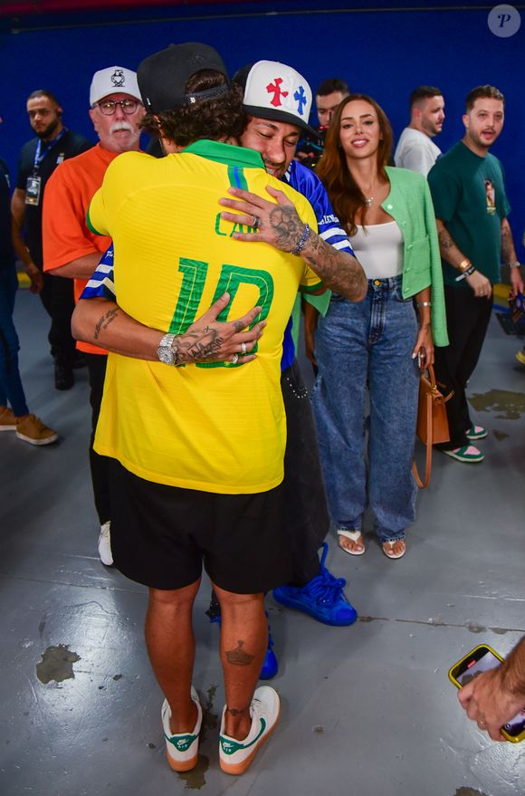 Neymar também interagiu com Caio Castro, seu amigo de longa data, que também estava no local