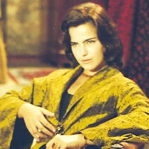 Na obra de Gloria Perez, Ana Paula Arósio interpreta Hilda Furacão, uma socialite que escandaliza a sociedade mineira dos anos 1950 e 1960 ao se transformar em meretriz