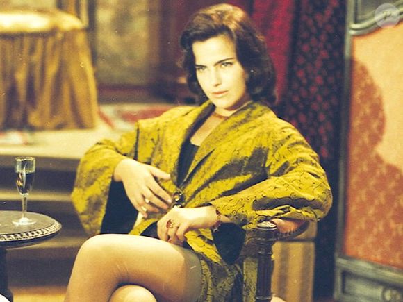 Na obra de Gloria Perez, Ana Paula Arósio interpreta Hilda Furacão, uma socialite que escandaliza a sociedade mineira dos anos 1950 e 1960 ao se transformar em meretriz