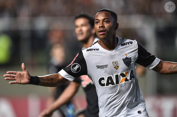 Robinho foi acusado de crime sexual por uma jovem de 18 anos, mas o caso foi arquivado na época