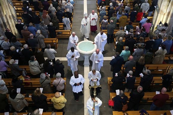 Glasgow, Escócia: o bispo William Nolan, arcebispo de Glasgow, celebra a missa na Catedral Metropolitana de Santo André