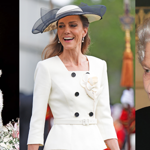 Kate Middleton apostou em duas joias repletas de história: a icônica pulseira de pérolas de três voltas de Lady Di, usada pela eterna Princesa de Gales em uma viagem a Hong Kong em 1989 com um look descrito como 'estilo Elvis', assinado por Catherine Walker, e os clássicos brincos de pérola da Rainha Elizabeth II, vistos em uma de suas marcantes aparições no Royal Albert Hall durante o Festival Anual da Lembrança