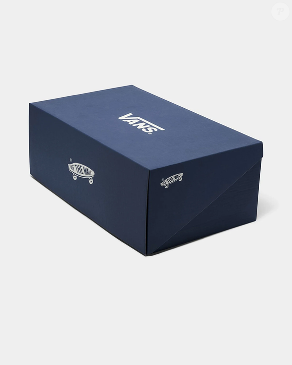 O Vans Old Skool LX Gum Crystal Blue, de referência V1004001150004, está disponível na cor azul por R$ 329,99, reunindo inspiração nos anos 90, construção atualizada e recursos de conforto