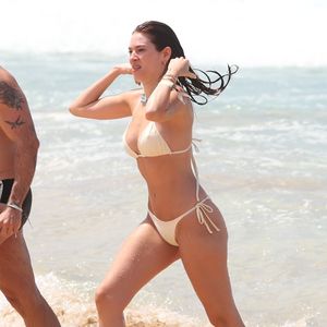 Biquíni de Ana Clara em Noronha é do modelo clássico e preferido por muitas brasileiras