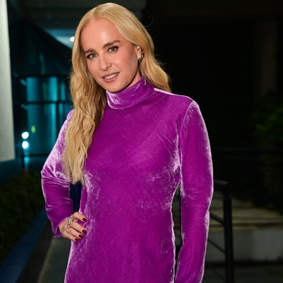 Angélica escolheu um vestido de veludo roxo, de manga comprida e gola alta, para a 55ª edição do Troféu Imprensa, no SBT