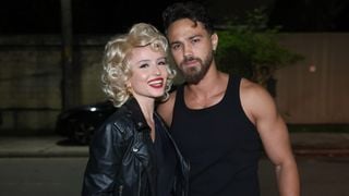 De peruca loira, Larissa Manoela se transforma em Sandy e combina fantasia com marido em festa de Halloween com elenco da novela 'Êta Mundo Melhor!'