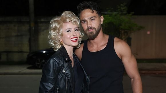 De peruca loira, Larissa Manoela se transforma em Sandy e combina fantasia com marido em festa de Halloween com elenco da novela 'Êta Mundo Melhor!'