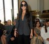 Sabrina Sato usa conjunto de alfaiataria oversized e óculos diferentão rouba a cena no desfile de moda da Mondepars, grife de Sasha Meneghel
