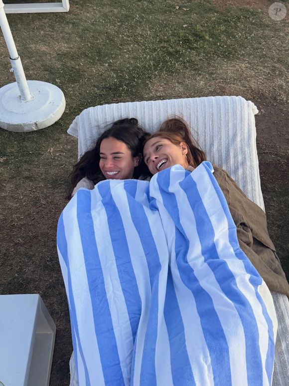 Bruna Marquezine 'foge' do frio e divide toalha com Sasha Meneghel